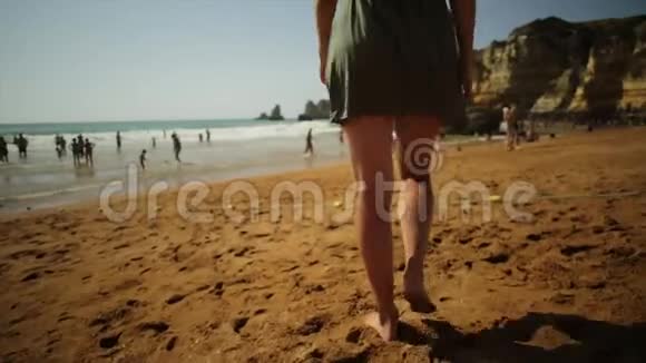 在多纳安娜海滩散步的女人视频的预览图