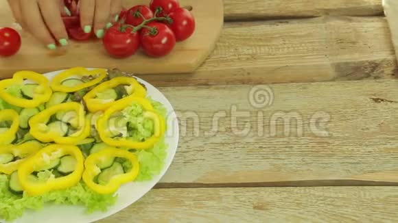 一个女人正在把一个樱桃番茄放在一个盘子里和一个沙拉视频的预览图