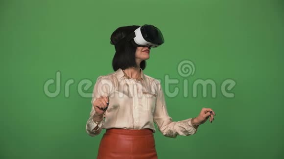 女商人用VR眼镜视频的预览图