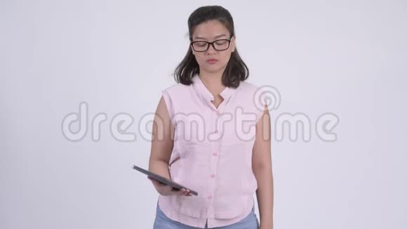 年轻快乐的亚洲女商人读书视频的预览图