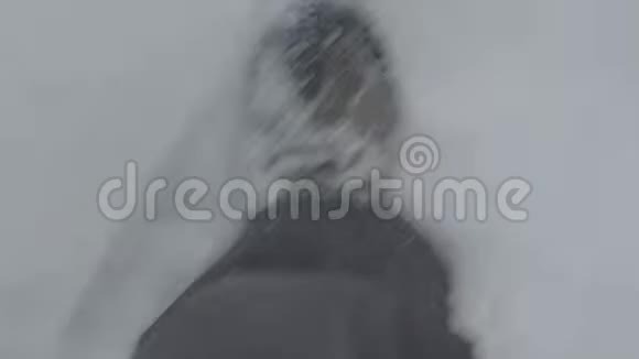 冬天一个人在一片雪林中迷路了POV视频的预览图