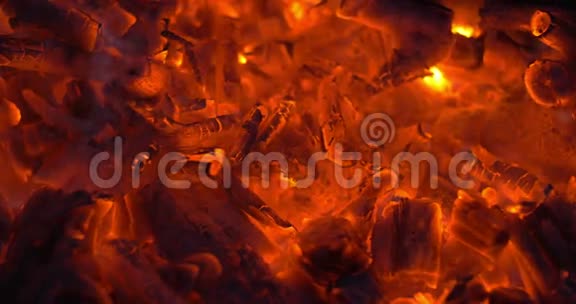 火中的热煤视频的预览图
