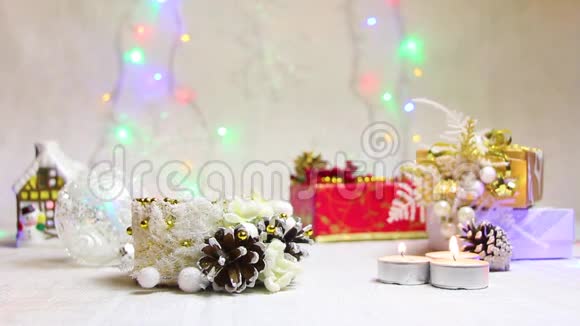 新年礼品蜡烛及彩色手电筒视频的预览图