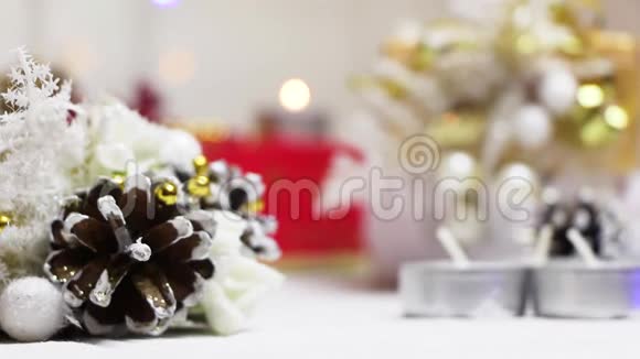 在新年的背景下点燃蜡烛有一个凸起和礼品盒视频的预览图