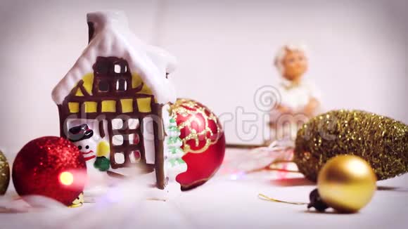 新年的静物有房子天使红黄相间的圣诞树玩具和闪光视频的预览图