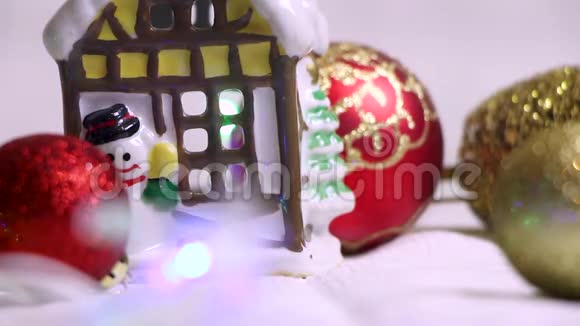 新年依然房子的形状红黄相间的圣诞树玩具和闪烁的灯笼视频的预览图
