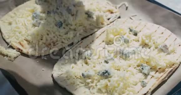 戴乳胶手套的厨师在烤盘上展示比萨饼的面团在面团上展示不同的奶酪面团在纸上传播视频的预览图