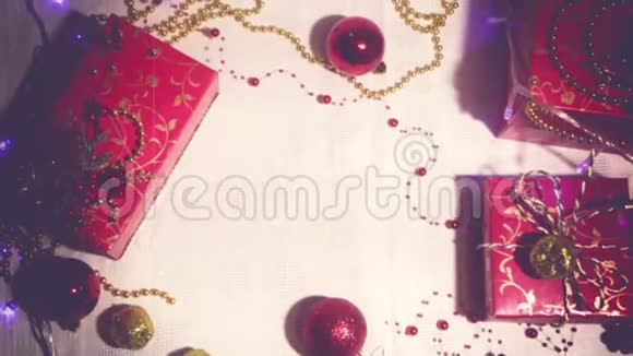 红色新年礼物在白色背景与新年的属性错误复古电影视频的预览图