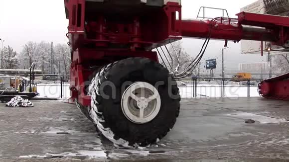 冬季巨型起重机车轮运动机理视频的预览图
