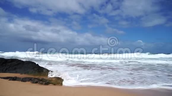 海浪带着美丽的沙滩来到海滩上视频的预览图