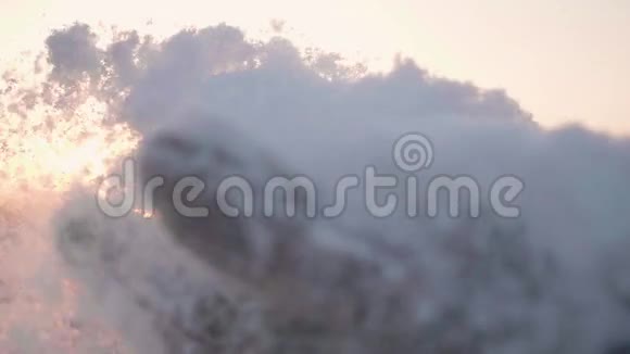 一个女孩在冬季公园里扔雪双手在日落背景上特写视频的预览图
