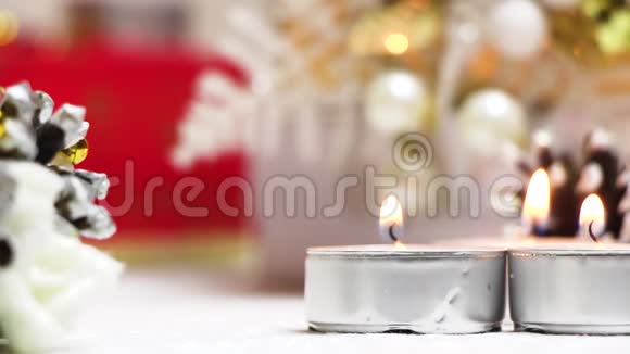 在新年里蜡烛在风中燃烧发出嘶嘶声用白色和红色的色调安装视频的预览图