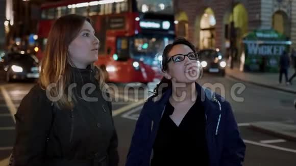 晚上在伦敦的两个朋友视频的预览图