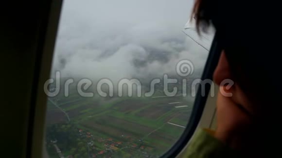 从飞机窗外看的女孩欧洲视频的预览图