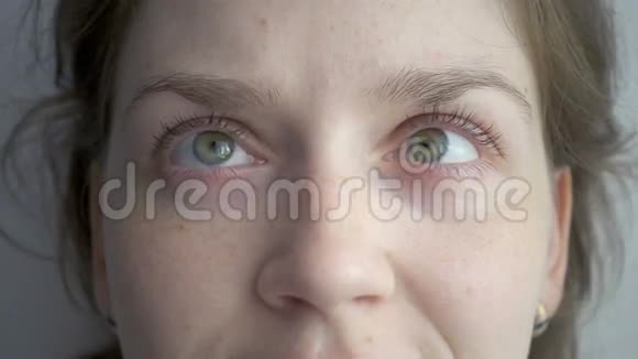 金发女人转动着她绿色的眼睛视频的预览图