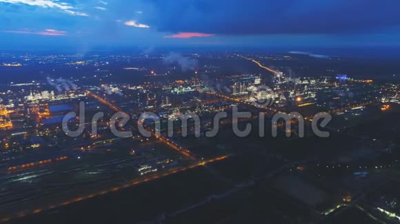 在夜空下巨大的石油种植区上空飞行摄像机视频的预览图