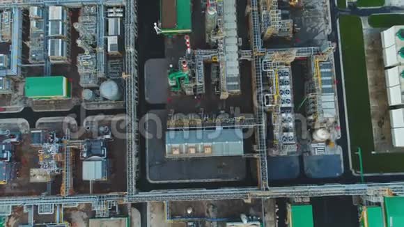 美丽的空中景观大型天然气炼油厂视频的预览图