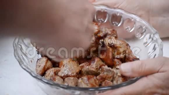 俄罗斯Shashlik肉类烧烤视频的预览图