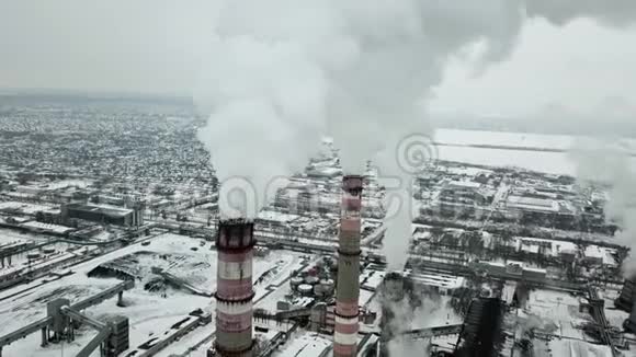 冬季工业区白烟从厂区管道内倒出视频的预览图