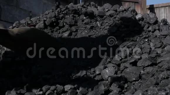 有铲子和堆煤的人微型煤锅炉房为冬天做准备慢动作视频的预览图