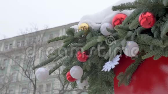 喜庆的圣诞玩具装饰着城市的街道视频的预览图