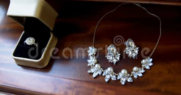 结婚钻石戒指钻石项链和耳环4K4k视频的预览图