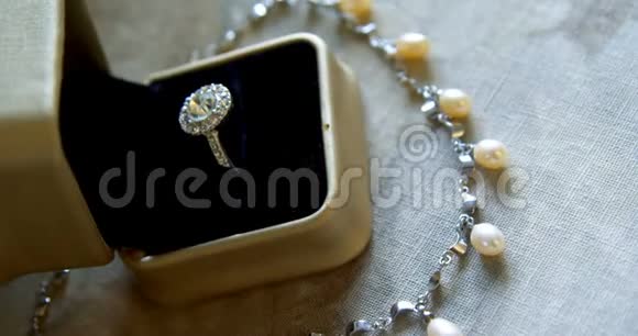 钻石结婚戒指和珍珠项链4k视频的预览图