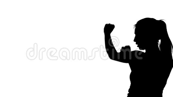 在白色背景上一个阴影一个女性人物做拳击动作的黑色轮廓一个与阴影搏斗的身影视频的预览图