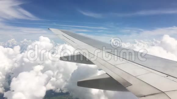 从商业飞机的窗户俯瞰云层视频的预览图
