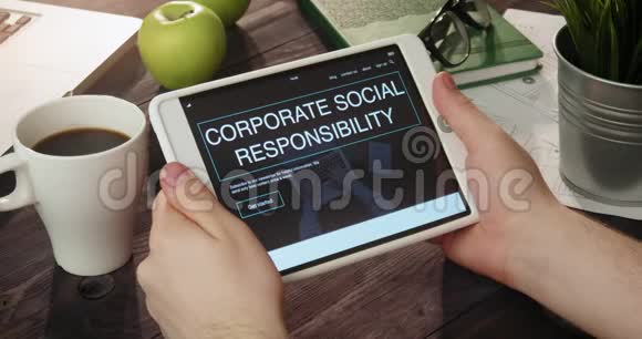 使用数码平板电脑检视企业社会责任网页视频的预览图