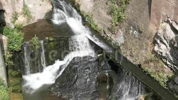 萨尔堡的城市景观与其历史的白克河流入城市走向古老的水磨轮德国视频的预览图