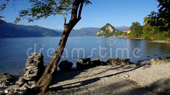 卡斯特尔韦卡纳意大利北部拉戈马吉奥尔湖上的海滨电影院视频的预览图