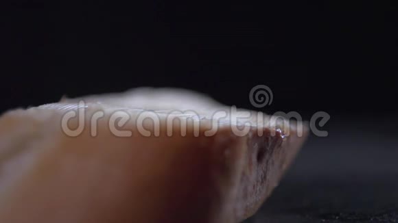 红鱼子酱落在一个夹着黄油的三明治上视频的预览图