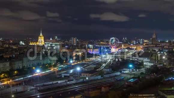 俄罗斯莫斯科基辅火车站时间推移和现代化城市夜景视频的预览图