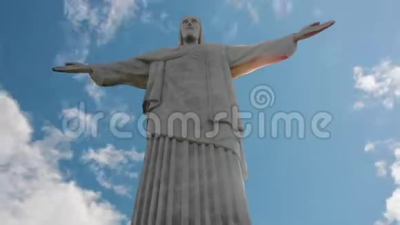 在里约热内卢的云彩背景下的基督雕像时间推移视频的预览图