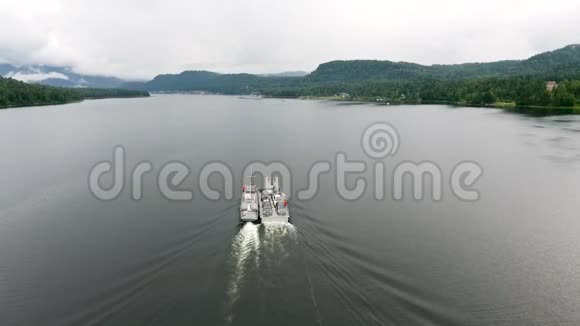 雨后鸟瞰泰莱茨科湖和驳船俄罗斯阿尔泰共和国视频的预览图