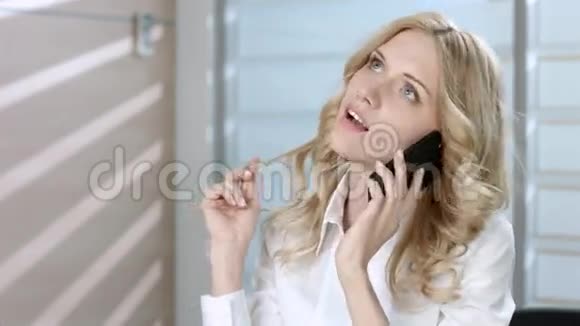 金发女郎在电话旁视频的预览图