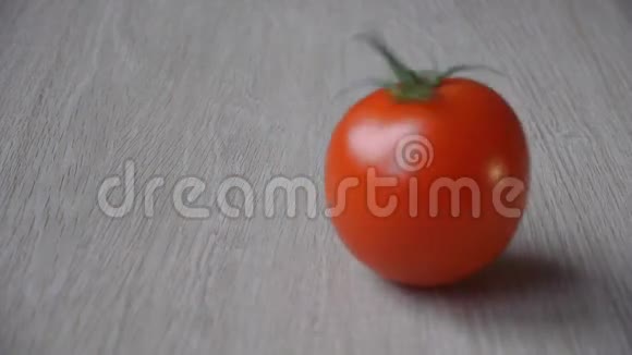 西红柿在桌子上旋转视频的预览图