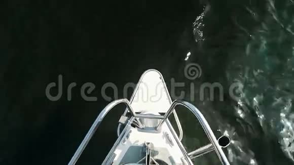 游艇的鼻子漂浮在水面上视频的预览图