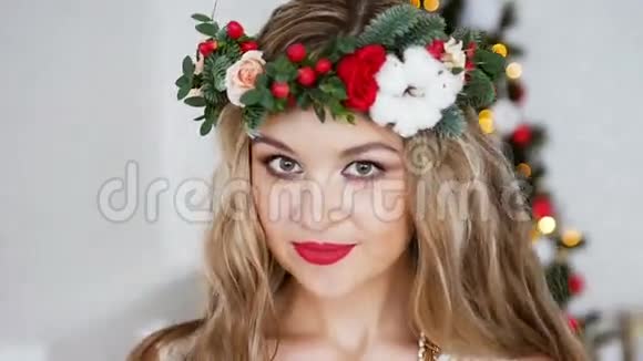 美丽微笑的女人模特化妆健康的长发风格圣诞树的灯光背景新年快乐视频的预览图