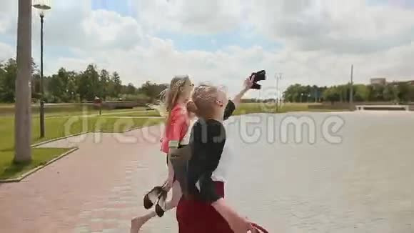 年轻女孩光着脚跑步完成了工作日手里拿着鞋子和袋子视频的预览图