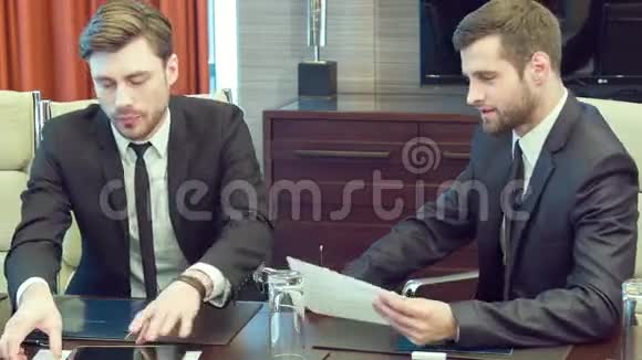 自信的男性商业同事讨论商业策略视频的预览图