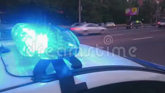 警车上的闪烁闪光灯蓝色灯条紧急情况视频的预览图