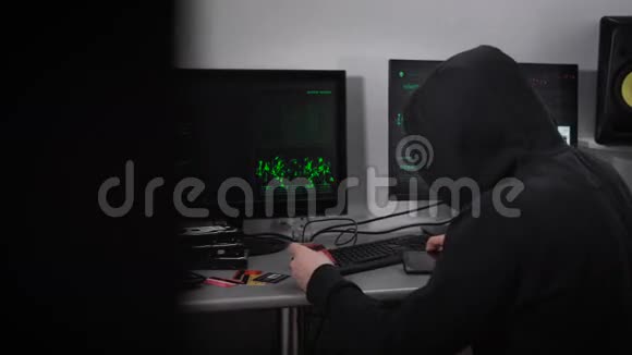一个穿着黑色夹克和头罩试图闯入别人银行卡人在这件事上他得到了帮助视频的预览图