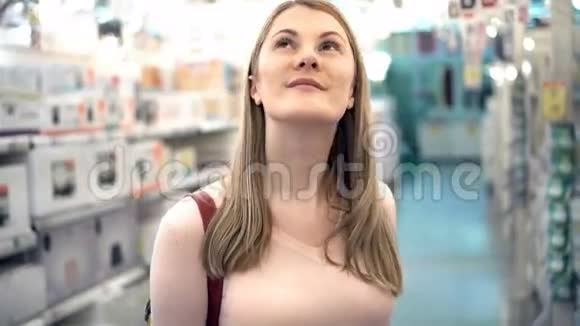 商店里漂亮迷人的年轻女人兰普斯查迪利耶部门消费主义概念视频的预览图