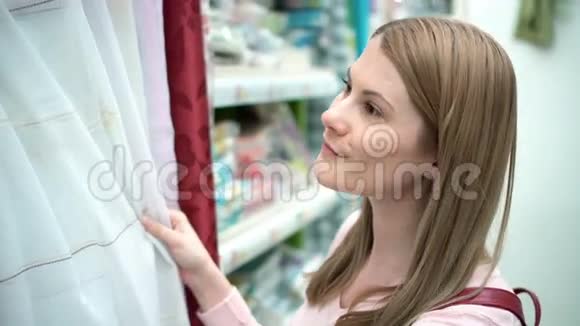 美丽迷人的年轻女子在商店的货架上挑选百叶窗消费主义概念视频的预览图