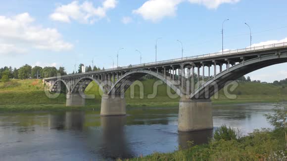 横跨伏尔加河的桥上的景色视频的预览图