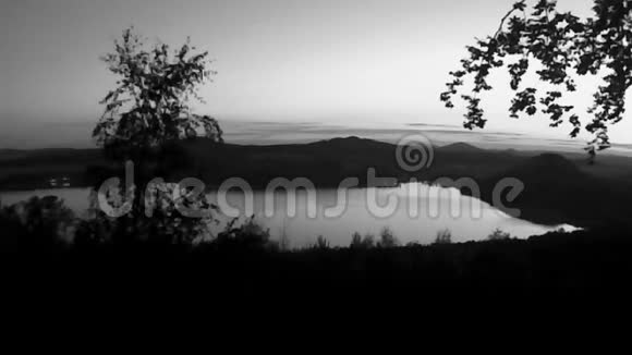 在日落后的捷克共和国暑假期间从马查的博尔尼山森林看到马查沃耶零湖视频的预览图