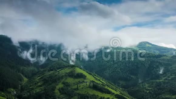山峦叠嶂天空阴云密布时断时续的景色视频的预览图