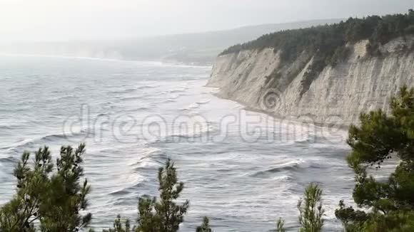 海浪拍打在岩石海岸视频的预览图